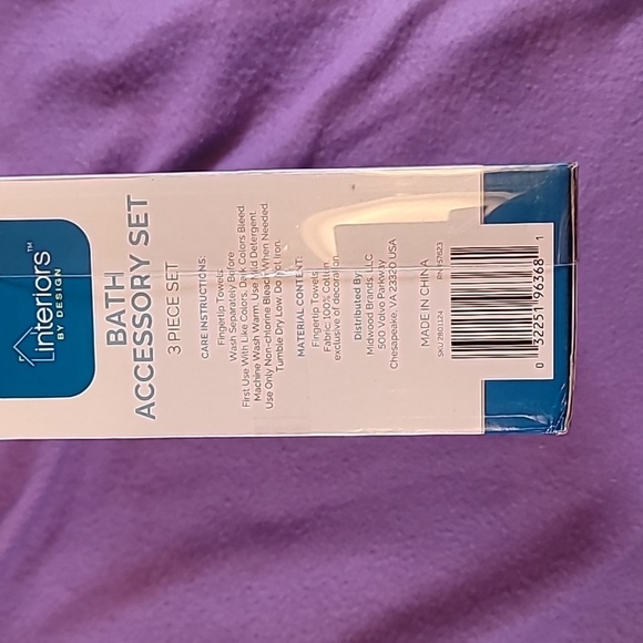 0721. 100% Cotton ~ 2 Fingertip Towels & A Beautiful Soap Dispenser - Picture 4 of 5